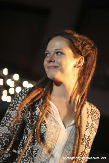 Annie Sellick, � hlj�mleikum � des.
		2005